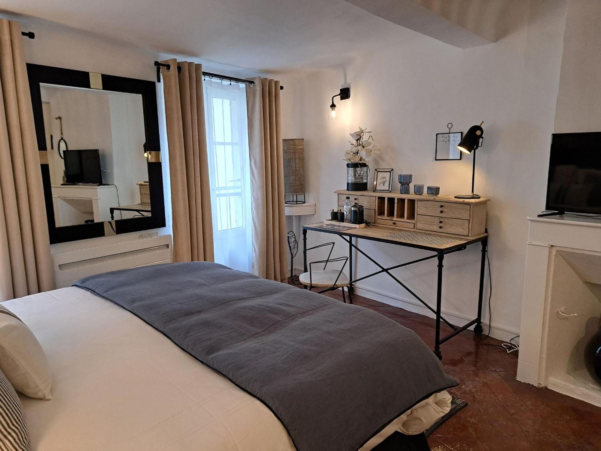 Hotel Le Patio De Sophie Систерон Экстерьер фото