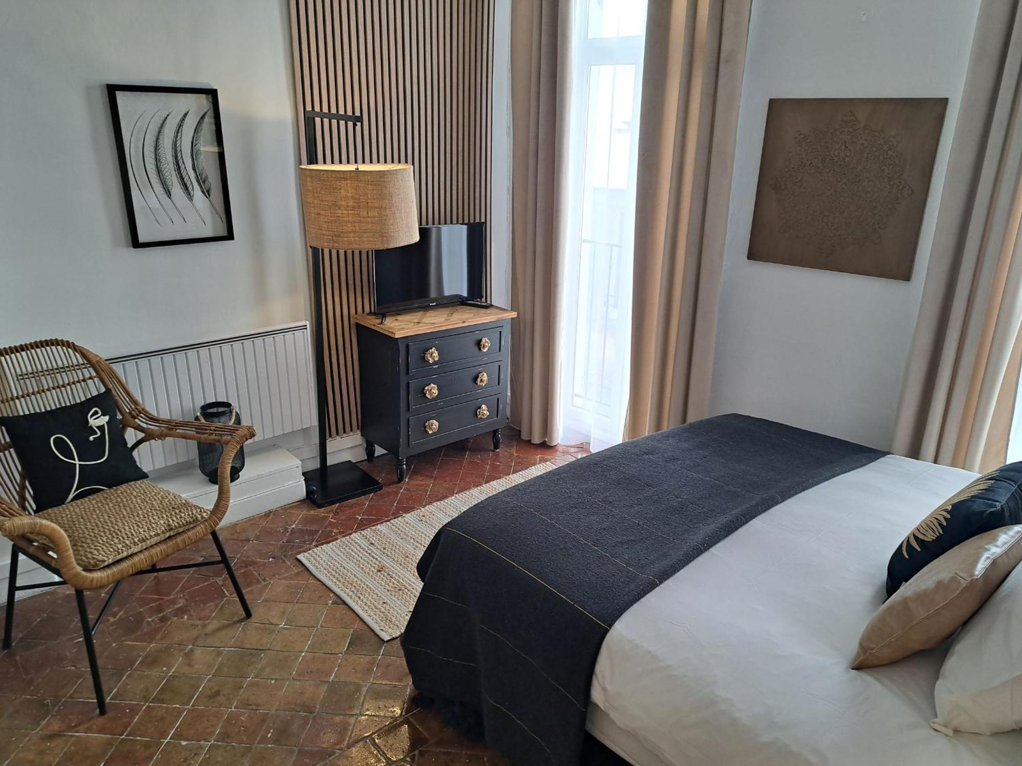 Hotel Le Patio De Sophie Систерон Номер фото