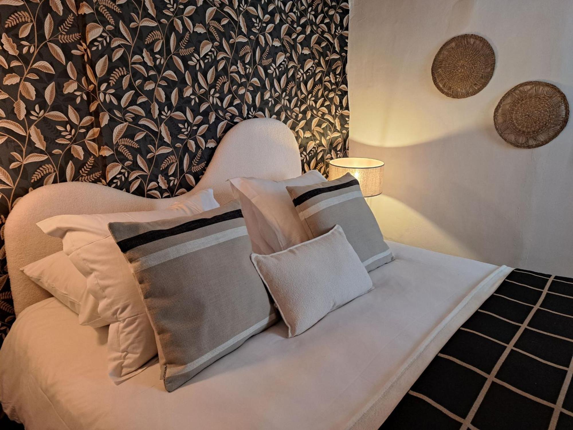 Hotel Le Patio De Sophie Систерон Номер фото