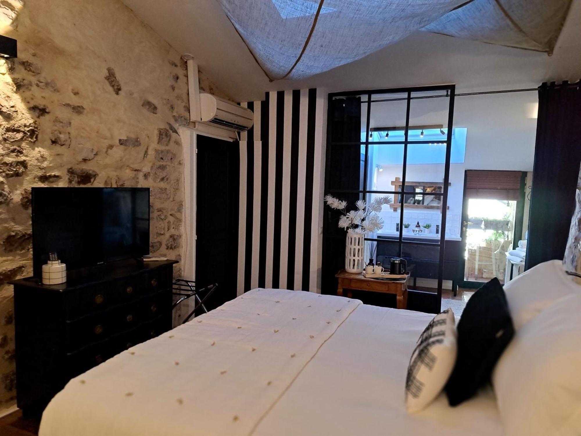 Hotel Le Patio De Sophie Систерон Номер фото
