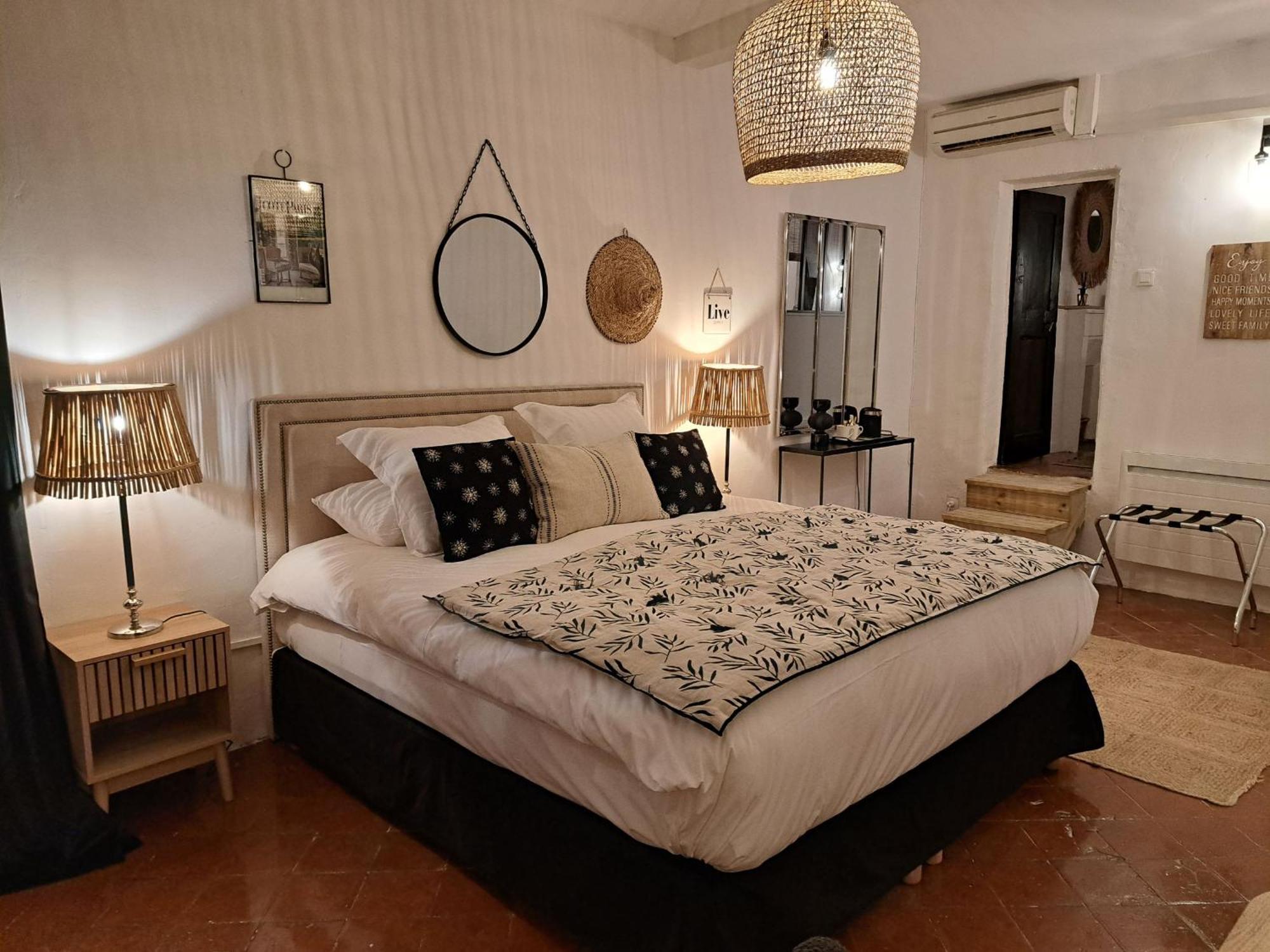 Hotel Le Patio De Sophie Систерон Номер фото